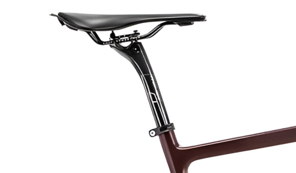 Rower gravel ROMET Nyk U21 28 cali Brązowo-beżowy 2024 siodełko na białym tle siodełko Fizik Antares R5 EVO wygodna pozycja jazdy lepsze podparcie i stabilność ergonomiczny kształt karbonowa sztyca ROMET o średnicy 27,2 mm i długości 350 mm