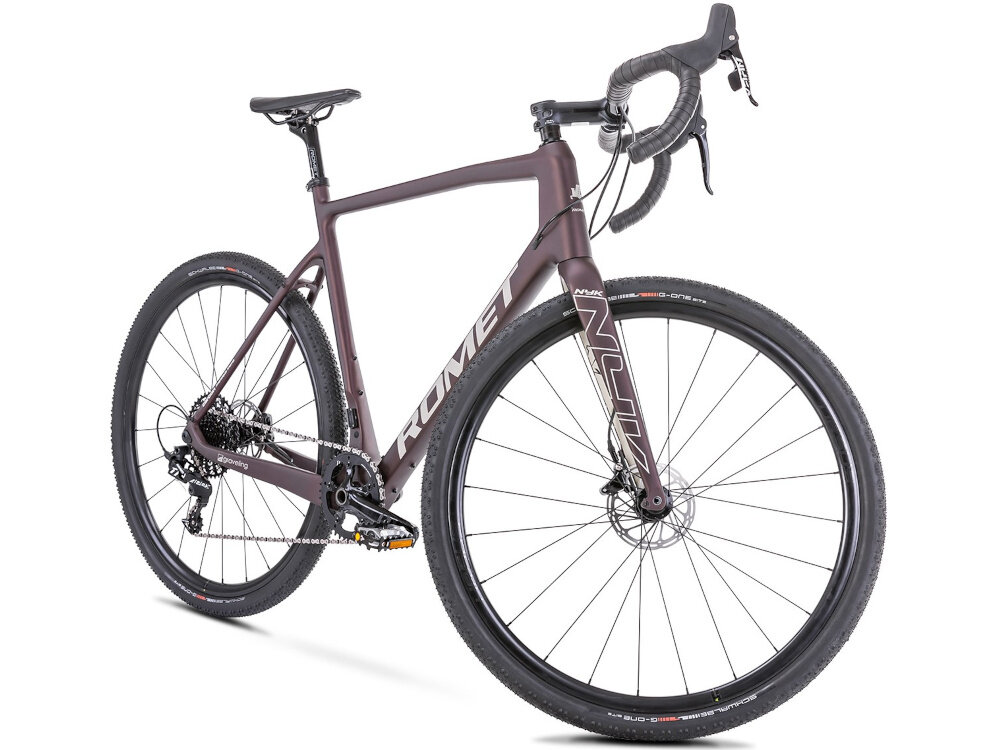 Rower gravel ROMET Nyk U23 28 cali Brązowo-beżowy 2023 rower na białym tle widoczny z boku rower wyścigowy do jazdy wyczynowej wysokie prędkości maksymalne zmniejszenie oporu powietrza pozbawiony jest wszelkich „zbędnych” elementów