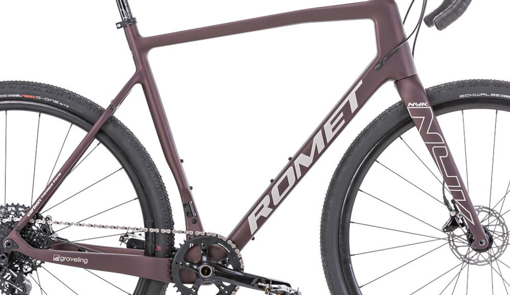 Rower gravel ROMET Nyk U23 28 cali Brązowo-beżowy 2023 zbliżenie na ramę komfort jazdy odpowiednia kontrola nad rowerem 23-calowa karbonowa rama waga roweru 8,5 kg odpowiednia sztywność wybór rozmiaru ramy Twój wzrost mierzony w zrelaksowanej pozycji typ roweru