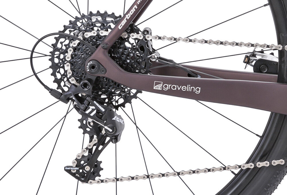 Rower gravel ROMET Nyk U23 28 cali Brązowo-beżowy 2023 zbliżenie na przerzutkę manetki marki SRAM typu Apex 11 biegów tylna przerzutka marki SRAM model Apex duża wytrzymałość sprawne działanie zmiana biegów jest płynna i bezproblemowa