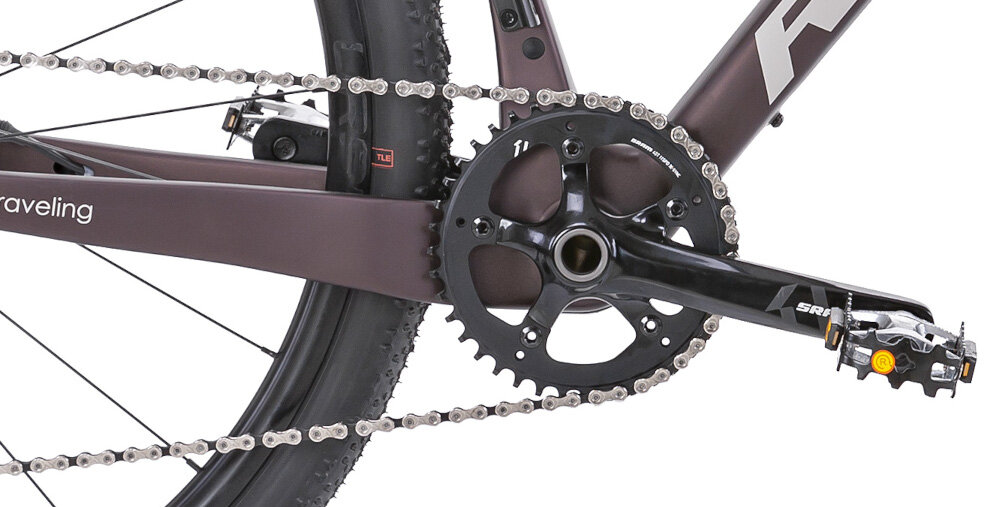 Rower gravel ROMET Nyk U23 28 cali Brązowo-beżowy 2023 zbliżenie na korbę i kasetę do wszechstronnej jazdy terenowej i sportowej kaseta SRAM typu PG1130 11-42T korba SRAM typu FC-S350 40T 170 x 175 mm płynna zmiana przełożeń łatwe dopasowanie siły pedałowania do warunków terenu