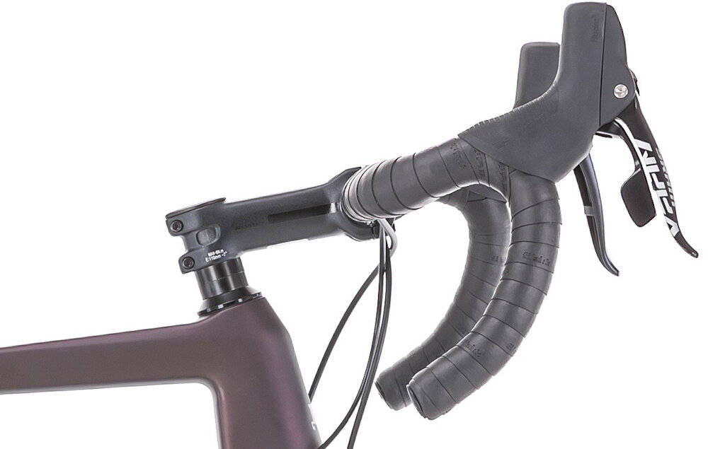 Rower gravel ROMET Nyk U23 28 cali Brązowo-beżowy 2023 droga las łąka osoba jedzie na rowerze po drodze karbonowa kierownica marki ROMET redukuje drgania przenoszone z nawierzchni szerokość 420 mm oferuje stabilną pozycję i precyzyjne prowadzenie aluminiowy mostek ROMET wysoka sztywność połączenia trwałość pewne i przewidywalne sterowanie 