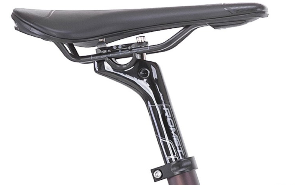 Rower gravel ROMET Nyk U23 28 cali Brązowo-beżowy 2023 siodełko na białym tle siodełko Fizik Antares R5 EVO wygodna pozycja jazdy lepsze podparcie i stabilność ergonomiczny kształt karbonowa sztyca ROMET o średnicy 27,2 mm i długości 350 mm