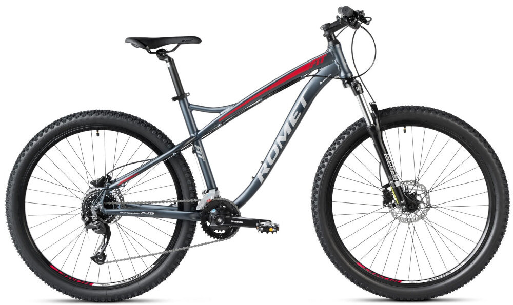 Rower górski MTB ROMET Rambler Fit U20 27.5 cala Czarno-czerwony rower na białym tle widoczny od przodu po skosie góral pojazd dla sportowców do jazdy wyczynowej uniwersalny dla amatorów zwrotny łatwo wchodzi w zakręty do jazdy w mieście za miastem w lesie na górskim szlaku w błocie nie za głębokim piachu