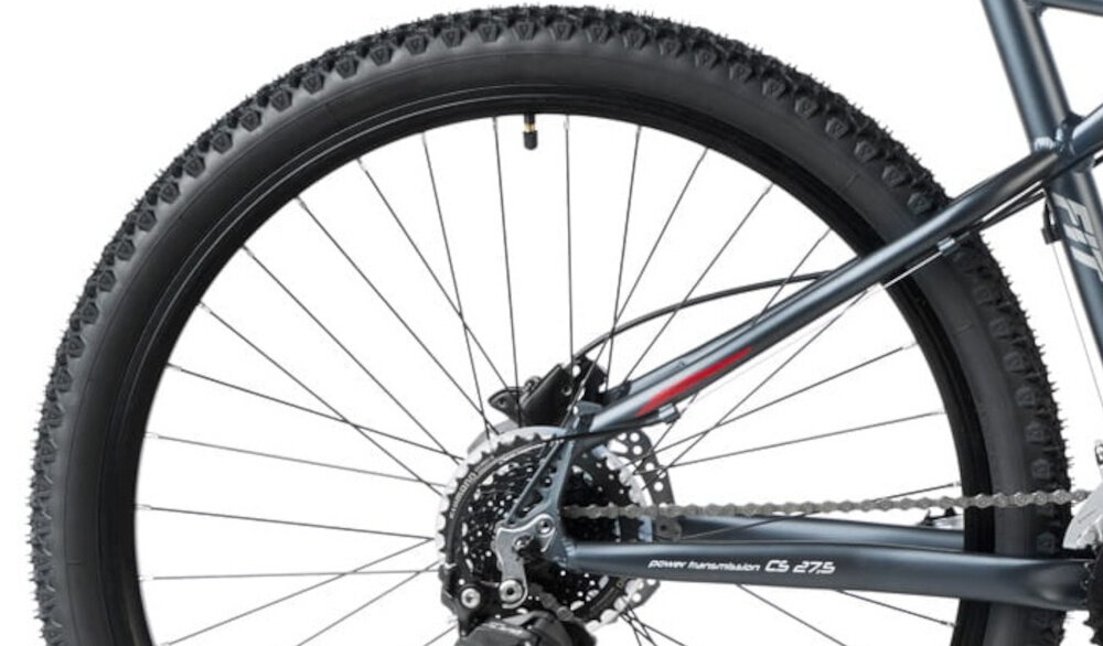 Rower górski MTB ROMET Rambler Fit U20 27.5 cala Czarno-czerwony zbliżenie na oponę rozmiar koła 27,5 cali łatwe pokonywanie przeszkód duży kontakt koła z podłożem szerokie opony dobra przyczepność aluminiowe obręcze zachowanie regularnego kształtu kół stabilne trzymanie opony bezpieczna i komfortowa jazda regularne sprawdzanie ciśnienia powietrza wartość na bocznej części opony