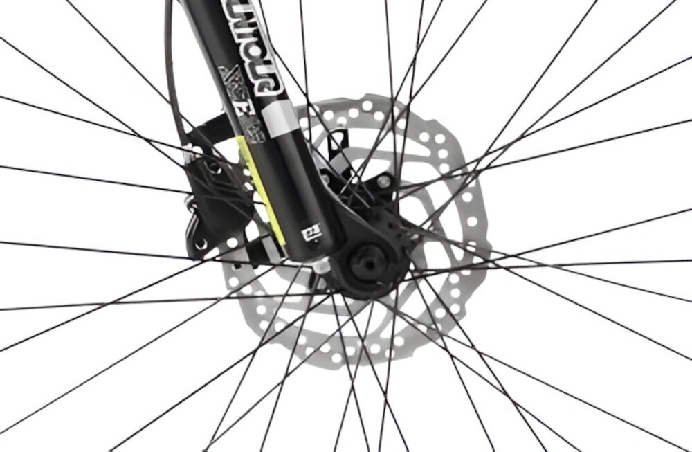 Rower górski MTB ROMET Rambler Fit U20 27.5 cala Czarno-czerwony zbliżenie na tylny hamulec podstawa bezpieczeństwa hamulce tarczowe hydrauliczne sprawdzają w każdych warunkach pogodowych i na każdej trasie duża siła hamowania płyn hamulcowy hamulce z przodu i z tyłu podwójny pakiet bezpieczeństwa