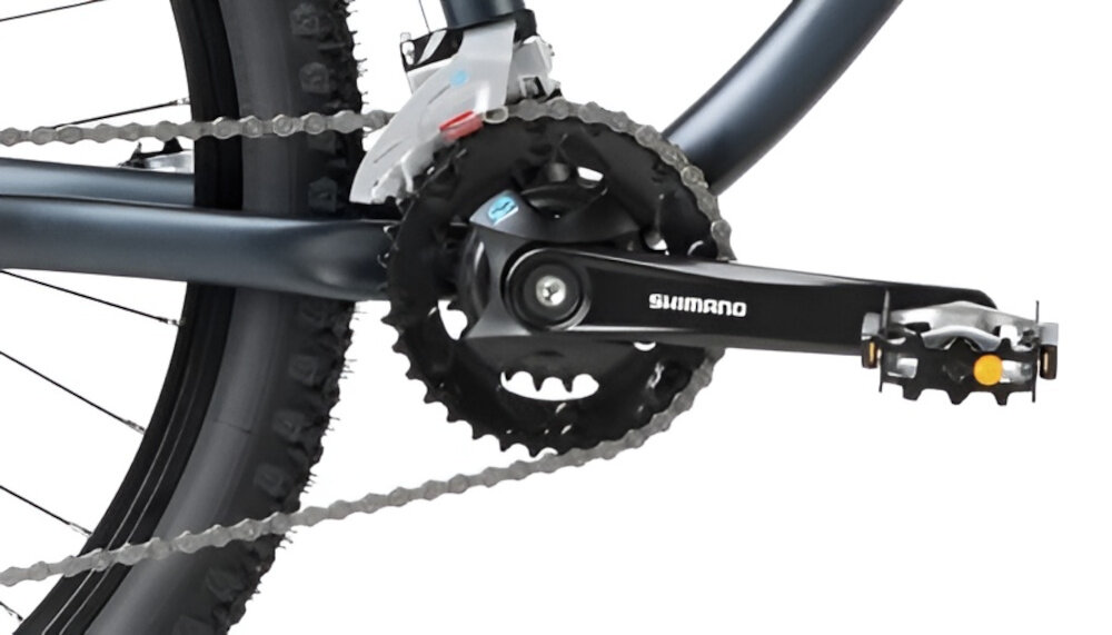 Rower górski MTB ROMET Rambler Fit U20 27.5 cala Czarno-czerwony zbliżenie na korbę kasetę i łańcuch lekka wydajna konstrukcja korby korba SHIMANO typu FC-M315-2 36/22T kaseta SHIMANO CS-HG31 11-34T solidność wytrzyma bardzo duży nacisk na pedały