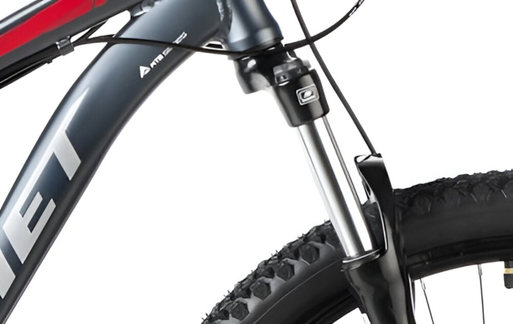 Rower górski MTB ROMET Rambler Fit U20 27.5 cala Czarno-czerwony zbliżenie na amortyzator rower typu hardtail przedni amortyzator marki SUNTOUR typ XCE długość skoku 100 mm ułatwia najeżdżanie na przeszkody niweluje wstrząsy niska masa roweru duża sztywność regulacja za pomocą sprężyny obsługa poprzez manetkę