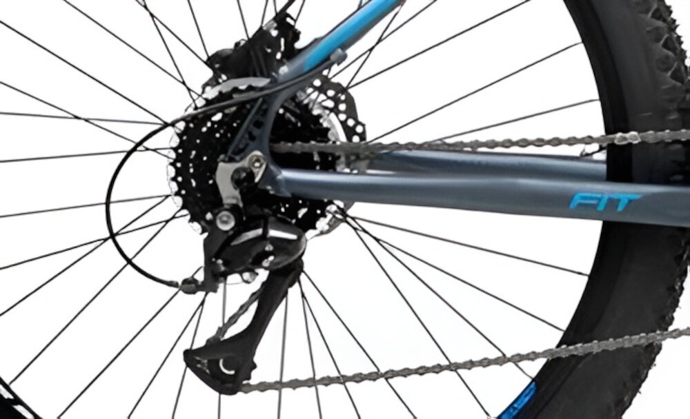 Rower górski MTB ROMET Rambler Fit U18 27.5 cala Czarno-srebrno-niebieski zbliżenie na tylną przerzutkę przerzutki marki przerzutki marki SHIMANO 16 przełożeń duża wytrzymałość precyzyjne działanie przednie i tylne przerzutki SHIMANO Acera