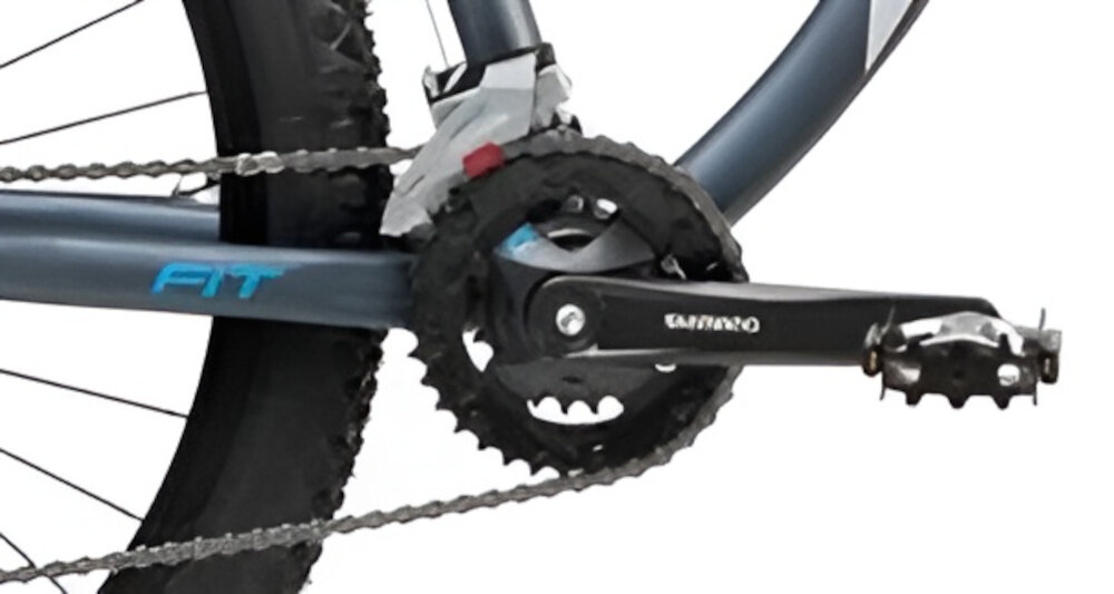 Rower górski MTB ROMET Rambler Fit U18 27.5 cala Czarno-srebrno-niebieski zbliżenie na korbę kasetę i łańcuch lekka wydajna konstrukcja korby korba SHIMANO typu FC-M315-2 36/22T kaseta SHIMANO typu CS-HG31 11-34T solidność wytrzyma bardzo duży nacisk na pedały