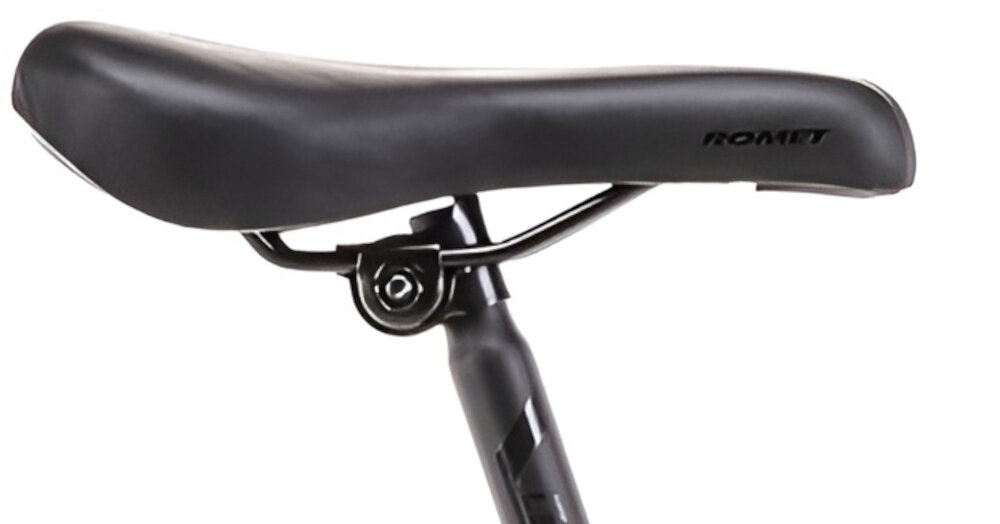 Rower górski MTB ROMET Rambler R6.0 M19 26 cali Niebiesko-limonkowy siodełko na białym tle siodełko ROMET aluminiowa sztyca ROMET o średnicy 27,2 mm i długości 300 mm można dopasować wysokość siodła do wzrostu użytkownika i stylu jazdy lekka konstrukcja sztycy wspiera manewrowanie rowerem ergonomiczne ułożenie siodełka minimalizuje zmęczenie