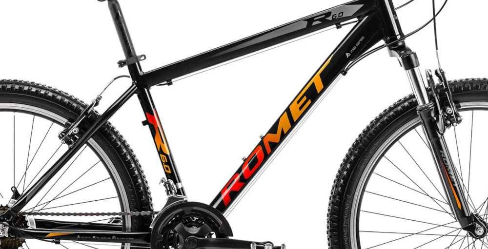 Rower górski MTB ROMET Rambler R6.0 M17 26 cali Czarno-pomarańczowo-czerwony zbliżenie na ramę białe tło 17-calowa aluminiowa ramę rower zwinny lekki łatwo go podnieść odporność na korozję wybór rozmiaru ramy Twój wzrost mierzony w zrelaksowanej pozycji typ roweru dla osób o wzroście od 162 do 172 cm