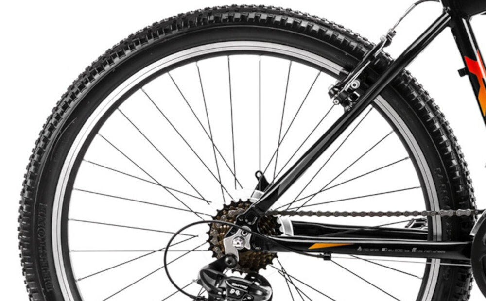 Rower górski MTB ROMET Rambler R6.0 M17 26 cali Czarno-pomarańczowo-czerwony zbliżenie na oponę rozmiar koła 26 cali łatwe pokonywanie przeszkód duży kontakt koła z podłożem szerokie opony dobra przyczepność dwukomorowe aluminiowe obręcze zachowanie regularnego kształtu kół stabilne trzymanie opony bezpieczna i komfortowa jazda regularne sprawdzanie ciśnienia powietrza wartość na bocznej części opony