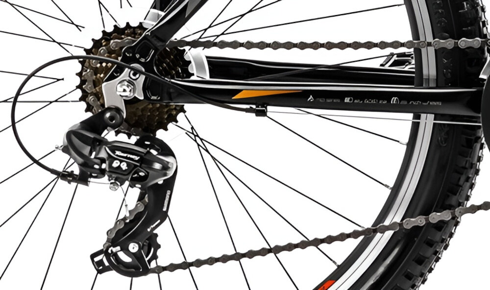 Rower górski MTB ROMET Rambler R6.0 M17 26 cali Czarno-pomarańczowo-czerwony zbliżenie na tylną przerzutkę przerzutki marki SHIMANO 21 biegów duża wytrzymałość i sprawne działanie zmiana biegów jest płynna i bezproblemowa przednia i tylna przerzutka SHIMANO Tourney komfort i kontrola