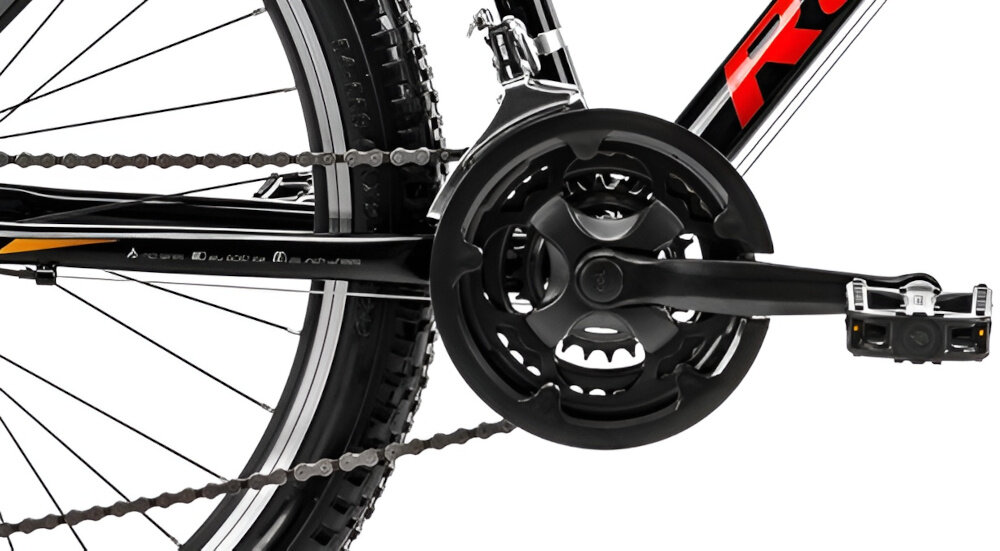 Rower górski MTB ROMET Rambler R6.0 M17 26 cali Czarno-pomarańczowo-czerwony zbliżenie na korbę do wszechstronnej jazdy terenowej i rekreacyjnej kaseta ROMET typu 14-28T korba SHIMANO Tourney typu FC-TY301 42-34-22T 170 mm płynna zmiana przełożeń łatwe dopasowanie siły pedałowania do warunków terenu