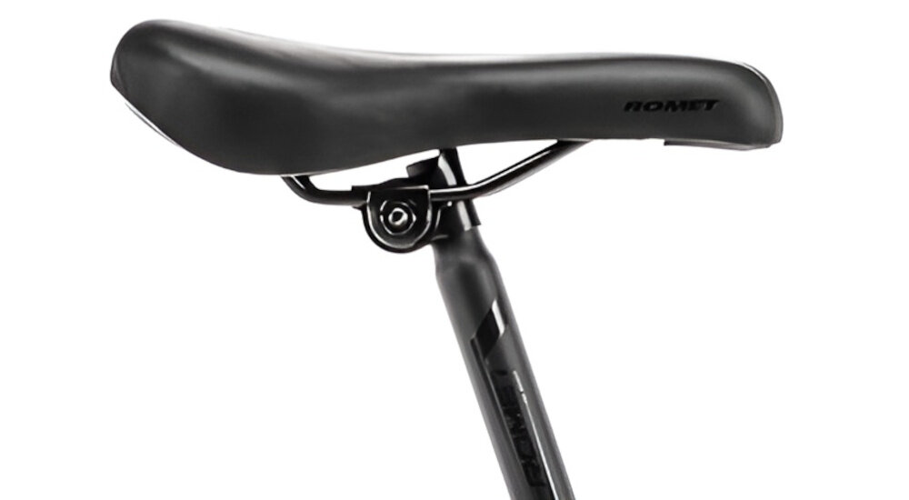 Rower górski MTB ROMET Rambler R6.0 M17 26 cali Czarno-pomarańczowo-czerwony siodełko na białym tle siodełko ROMET aluminiowa sztyca ROMET o średnicy 27,2 mm i długości 300 mm można dopasować wysokość siodła do wzrostu użytkownika i stylu jazdy lekka konstrukcja sztycy wspiera manewrowanie rowerem ergonomiczne ułożenie siodełka minimalizuje zmęczenie