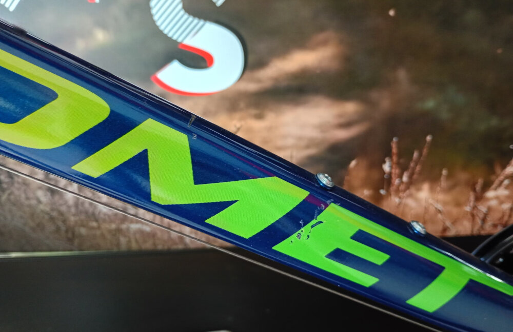 Rower górski MTB ROMET Rambler R6.0 M21 26 cali Niebiesko-limonkowy abstrakcyjne tło zbliżenie na ramę 21-calowa aluminiowa ramę rower zwinny lekki łatwo go podnieść odporność na korozję wybór rozmiaru ramy Twój wzrost mierzony w zrelaksowanej pozycji typ roweru dla osób o wzroście od 178 do 185 cm