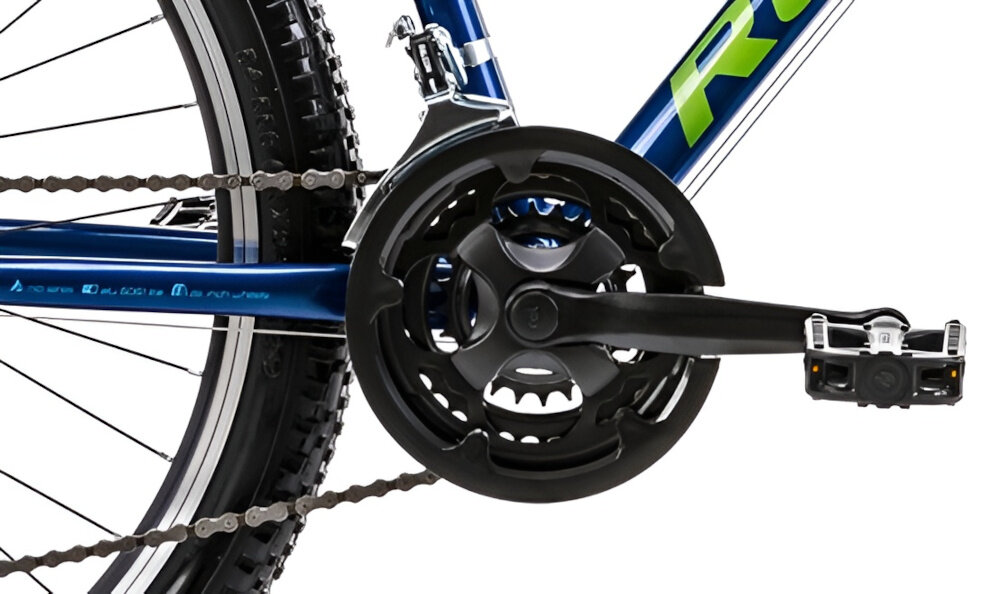 Rower górski MTB ROMET Rambler R6.0 M21 26 cali Niebiesko-limonkowy zbliżenie na korbę do wszechstronnej jazdy terenowej i rekreacyjnej kaseta ROMET typu 14-28T korba SHIMANO Tourney typu FC-TY301 42-34-22T 170 mm płynna zmiana przełożeń łatwe dopasowanie siły pedałowania do warunków terenu