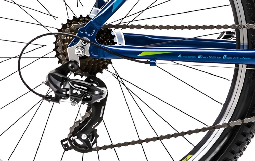 Rower górski MTB ROMET Rambler R6.0 M17 26 cali Niebiesko-limonkowy zbliżenie na tylną przerzutkę przerzutki marki SHIMANO 21 biegów duża wytrzymałość i sprawne działanie zmiana biegów jest płynna i bezproblemowa przednia i tylna przerzutka SHIMANO Tourney komfort i kontrola