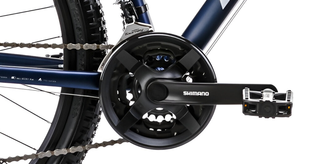 Rower górski MTB ROMET Rambler R7.1 U21 27.5 cala Granatowy zbliżenie na korbę do wszechstronnej jazdy terenowej i rekreacyjnej kaseta SHIMANO typu MF-TZ500 14-28T korba SHIMANO Tourney typu FC-TY301 42/34/24T 170 mm płynna zmiana przełożeń łatwe dopasowanie siły pedałowania do warunków terenu