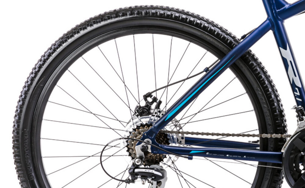 Rower górski MTB ROMET Rambler R7.1 V2 U21 27.5 cala Granatowy zbliżenie na oponę rozmiar koła 27,5 cali łatwe pokonywanie przeszkód duży kontakt koła z podłożem szerokie opony dobra przyczepność dwukomorowe aluminiowe obręcze zachowanie regularnego kształtu kół stabilne trzymanie opony bezpieczna i komfortowa jazda regularne sprawdzanie ciśnienia powietrza wartość na bocznej części opony