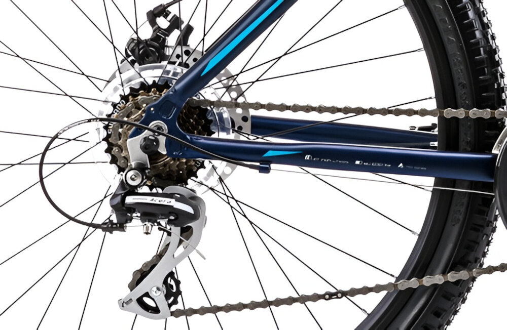 Rower górski MTB ROMET Rambler R7.1 V2 U21 27.5 cala Granatowy zbliżenie na tylną przerzutkę przerzutki marki SHIMANO 3x7 przełożeń duża wytrzymałość i sprawne działanie zmiana biegów jest płynna i bezproblemowa przednia przerzutka SHIMANO Tourney tylna SHIMANO Acera komfort i kontrola