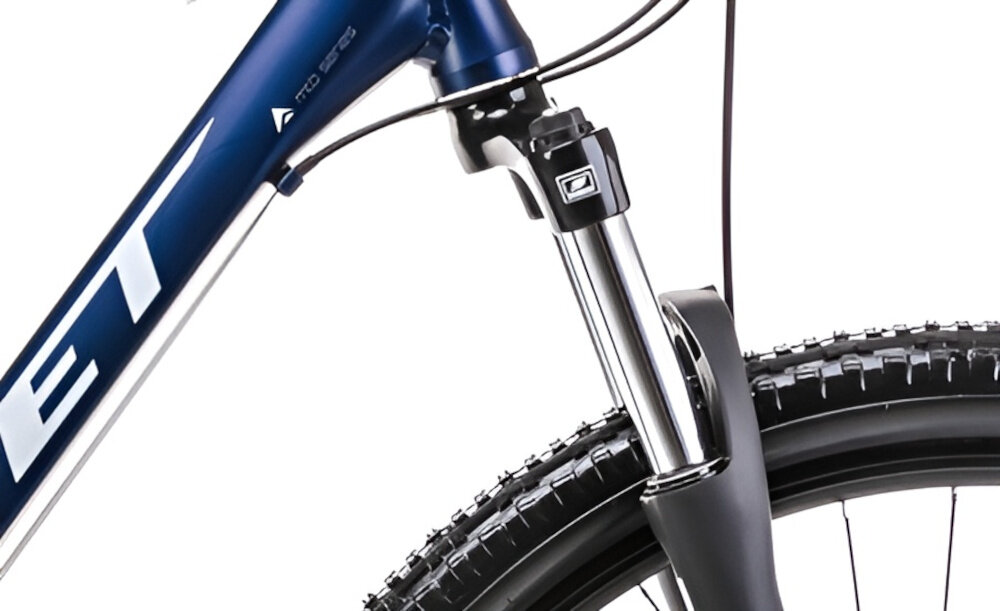 Rower górski MTB ROMET Rambler R7.1 V2 U21 27.5 cala Granatowy zbliżenie na amortyzator rower typu hardtail przedni amortyzator SUNTOUR typu XCE ze skokiem 100 mm ułatwia najeżdżanie na przeszkody niweluje wstrząsy niska masa roweru duża sztywność regulacja za pomocą sprężyny obsługa poprzez manetkę