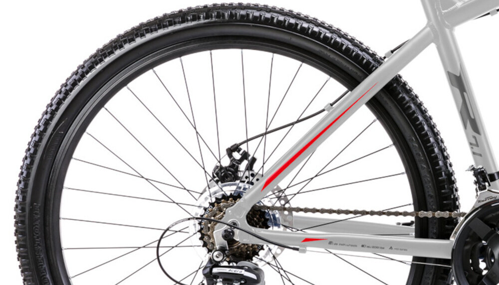 Rower górski MTB ROMET Rambler R7.1 U21 27.5 cala Srebrno-czerwono-grafitowy zbliżenie na oponę rozmiar koła 27,5 cali łatwe pokonywanie przeszkód duży kontakt koła z podłożem szerokie opony dobra przyczepność dwukomorowe aluminiowe obręcze zachowanie regularnego kształtu kół stabilne trzymanie opony bezpieczna i komfortowa jazda regularne sprawdzanie ciśnienia powietrza wartość na bocznej części opony