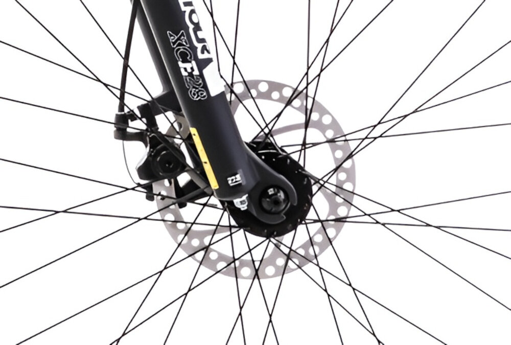 Rower górski MTB ROMET Rambler R7.1 U21 27.5 cala Srebrno-czerwono-grafitowy zbliżenie na tylny hamulec podstawa bezpieczeństwa hamulce tarczowe mechaniczne sprawdzają w każdych warunkach pogodowych i na każdej trasie bardzo duża siła hamowania hamulce z przodu i z tyłu podwójny pakiet bezpieczeństwa