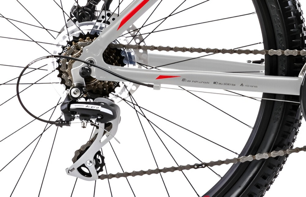 Rower górski MTB ROMET Rambler R7.1 U21 27.5 cala Srebrno-czerwono-grafitowy zbliżenie na tylną przerzutkę przerzutki marki przerzutki marki SHIMANO 3 x 7 przełożeń duża wytrzymałość precyzyjne działanie przednia przerzutka SHIMANO Tourney tylna przerzutka SHIMANO Acera
