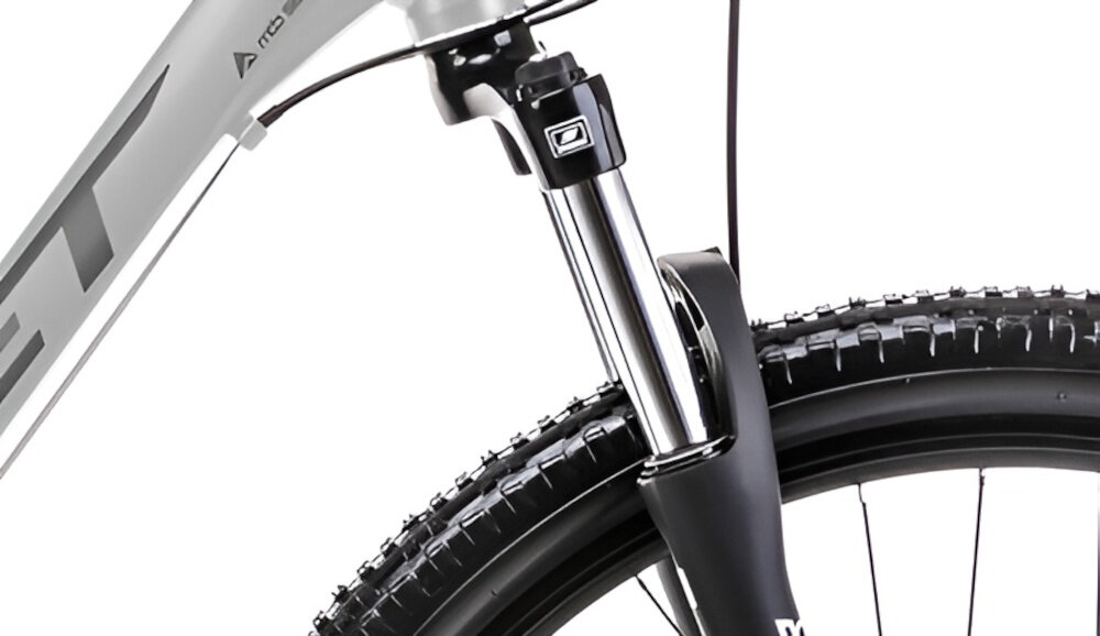 Rower górski MTB ROMET Rambler R7.1 U21 27.5 cala Srebrno-czerwono-grafitowy zbliżenie na amortyzator rower typu hardtail przedni amortyzator marki SUNTOUR typ XCE długość skoku 100 mm ułatwia najeżdżanie na przeszkody niweluje wstrząsy niska masa roweru duża sztywność regulacja za pomocą sprężyny obsługa poprzez manetkę