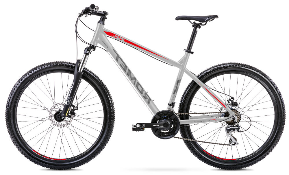 Rower górski MTB ROMET Rambler R7.1 U21 27.5 cala Srebrno-czerwono-grafitowy rower na białym tle widoczny z boku kierownica marki RMT typu Components 680mm / 31.8mm aluminiowy wsporniku lekkość trwałość antypoślizgowy materiał pewny chwyt specjalne gwinty możliwość przymocowania uchwytu na bidon