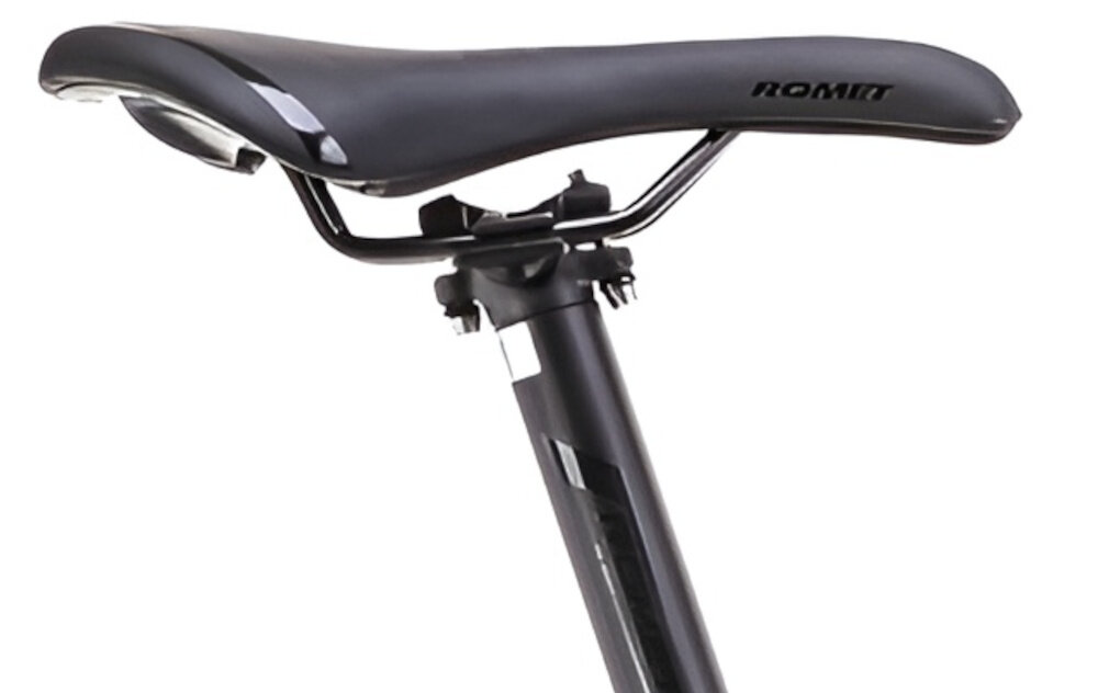 Rower górski MTB ROMET Rambler R7.1 U19 27.5 cala Granatowy siodełko na białym tle siodełko ROMET aluminiowa sztyca ROMET o średnicy 31,6 mm i długości 350 mm można dopasować wysokość siodła do wzrostu użytkownika i stylu jazdy lekka konstrukcja sztycy wspiera manewrowanie rowerem ergonomiczne ułożenie siodełka minimalizuje zmęczenie