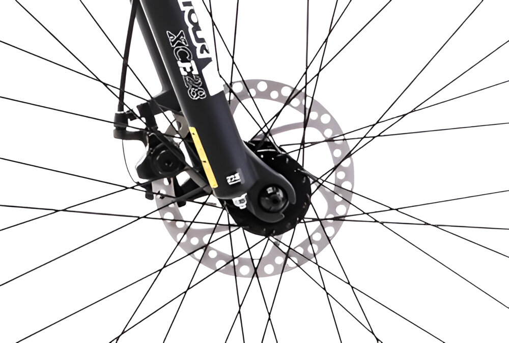 Rower górski MTB ROMET Rambler R7.1 V2 U19 27.5 cala Granatowy zbliżenie na tylny hamulec podstawa bezpieczeństwa hamulce tarczowe mechaniczne sprawdzają w każdych warunkach pogodowych i na każdej trasie bardzo duża siła hamowania hamulce z przodu i z tyłu podwójny pakiet bezpieczeństwa