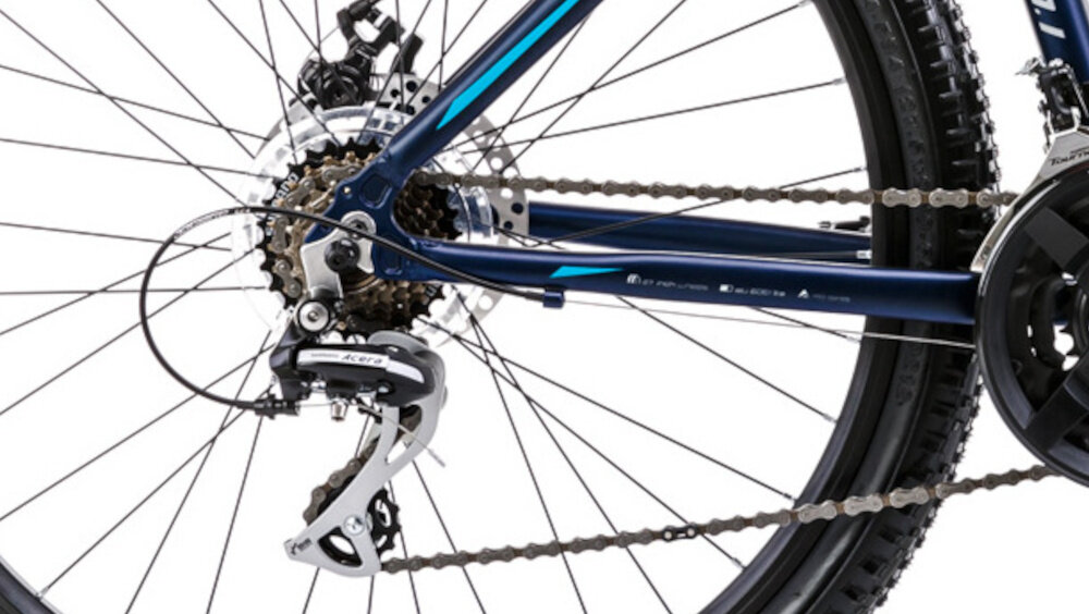 Rower górski MTB ROMET Rambler R7.1 V2 U19 27.5 cala Granatowy zbliżenie na tylną przerzutkę przerzutki marki przerzutki marki SHIMANO 21 przełożeń duża wytrzymałość precyzyjne działanie przednia przerzutka SHIMANO Tourney tylna przerzutka SHIMANO Acera