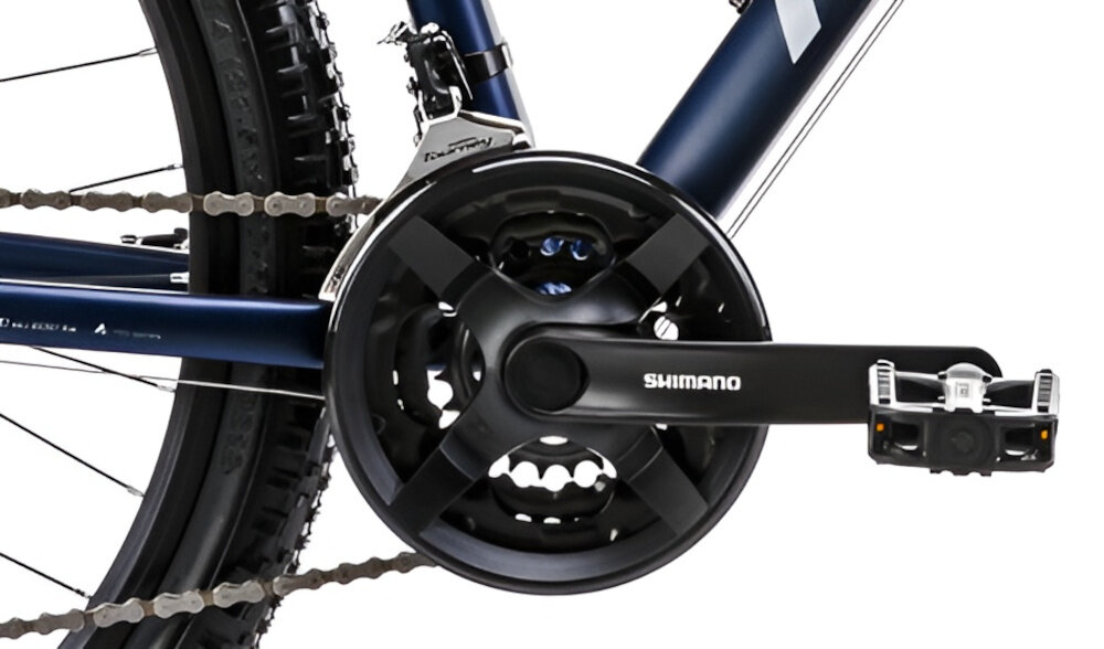 Rower górski MTB ROMET Rambler R7.1 V2 U19 27.5 cala Granatowy zbliżenie na korbę kasetę i łańcuch lekka wydajna konstrukcja korby korba SHIMANO Tourney typu TY301 24/34/42 x 170 mm kaseta SHIMANO typu MF-TZ500 14-28T, 7 biegów solidność wytrzyma bardzo duży nacisk na pedały