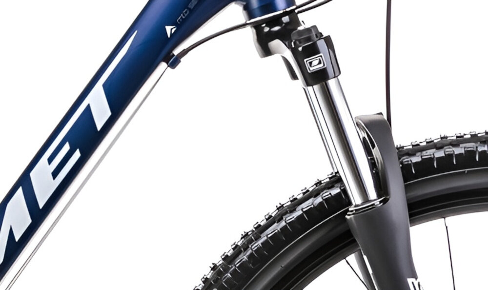 Rower górski MTB ROMET Rambler R7.1 V2 U19 27.5 cala Granatowy zbliżenie na amortyzator rower typu hardtail przedni amortyzator marki SUNTOUR typ XCE długość skoku 100 mm ułatwia najeżdżanie na przeszkody niweluje wstrząsy niska masa roweru duża sztywność regulacja za pomocą sprężyny obsługa poprzez manetkę