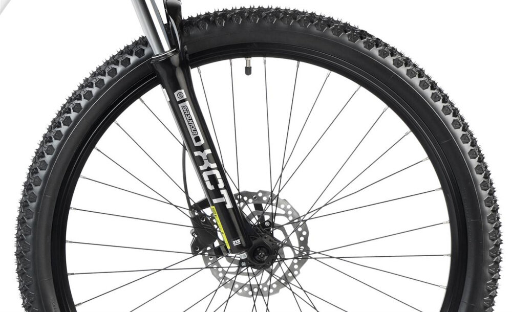 Rower górski MTB ROMET Rambler R7.4 U20 27.5 cala Biało-złoty zbliżenie na oponę rozmiar koła 27,5 cali łatwe pokonywanie przeszkód duży kontakt koła z podłożem szerokie opony dobra przyczepność dwukomorowe aluminiowe obręcze zachowanie regularnego kształtu kół stabilne trzymanie opony bezpieczna i komfortowa jazda regularne sprawdzanie ciśnienia powietrza wartość na bocznej części opony