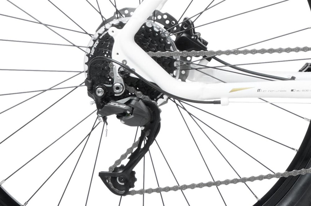 Rower górski MTB ROMET Rambler R7.4 U20 27.5 cala Biało-złoty zbliżenie na tylną przerzutkę przednia przerzutka SHIMANO Altus technologia SHADOW przerzutka jest schowana i mniej narażona na uszkodzenia tylna przerzutka SHIMANO Alivio sprzęt dedykowany użytkowi amatorskiemu lub półprofesjonalnemu duża wytrzymałość i precyzyjne działanie 27 przełożeń