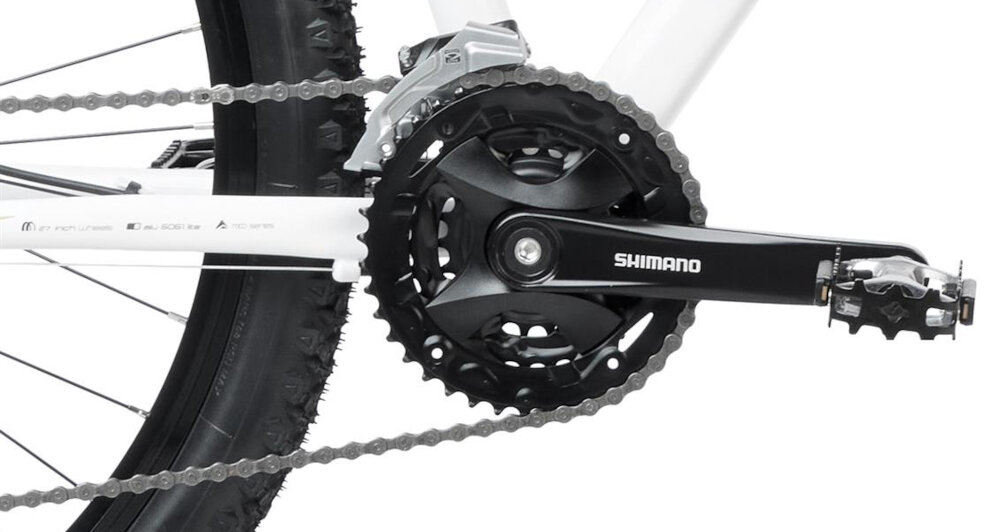 Rower górski MTB ROMET Rambler R7.4 U18 27.5 cala Biało-złoty zbliżenie na korbę kasetę i łańcuch lekka wydajna konstrukcja korby korba SHIMANO typu FC-MT101, 40/30/22T, 175 mm kaseta SHIMANO typu HG200 (11-34), 9s solidność wytrzyma bardzo duży nacisk na pedały