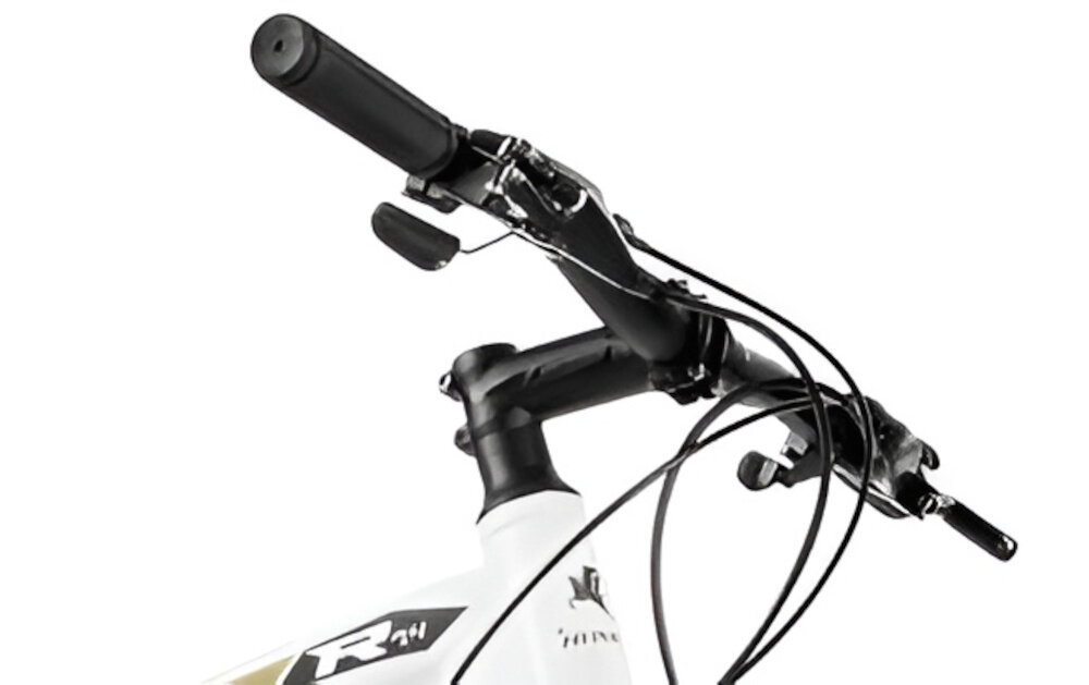 Rower górski MTB ROMET Rambler R7.4 U18 27.5 cala Biało-złoty zbliżenie na kierownicę białe tło aluminiowa kierownica aluminiowy wsporniku 90mm/31,8 mm lekkość trwałość antypoślizgowy materiał pewny chwyt specjalne gwinty możliwość przymocowania uchwytu na bidon