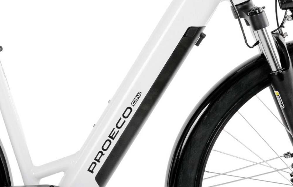 Rower elektryczny PROECO Wave AN 1.0 M17 28 cali Biały zbliżenie na baterię białe tło zasięg do 250 km bateria litowo-jonowa marki GREENWAY napięcie 36 V pojemność 14 Ah 504 Wh czas ładowania około 6-8 godzin żywotność baterii około 500 ładowań bateria w ramie