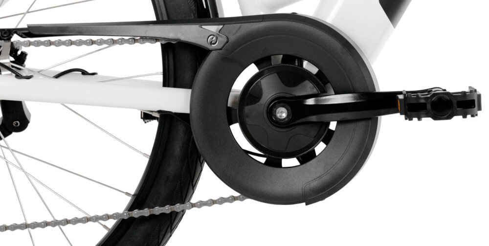 Rower elektryczny PROECO Wave AN 1.0 M17 28 cali Biały zbliżenie na osłonę łańcucha korbę i kasetę lekka i wydajna konstrukcja korby CYCLONE RS typu 44T wolnobieg SHIMANO typu 13-28T rower solidny wytrzyma obciążenie nawet w trudnych warunkach wytrzyma bardzo duży nacisk na pedały