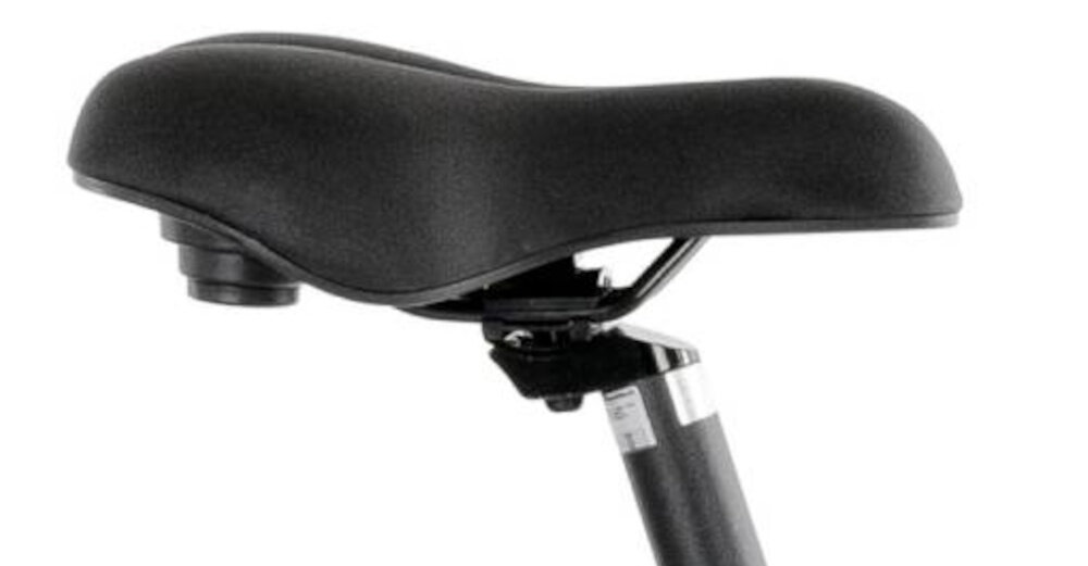Rower elektryczny PROECO Wave AN 1.0 M17 28 cali Szampański siodełko na białym tle siodełko marki VADER typu VD862c-01 wygoda funkcjonalność elastomery w siodełku tłumią wstrząsy sztyca RMT typ JD-SP-405 stabilnie utrzymuje pozycję rowerzysty