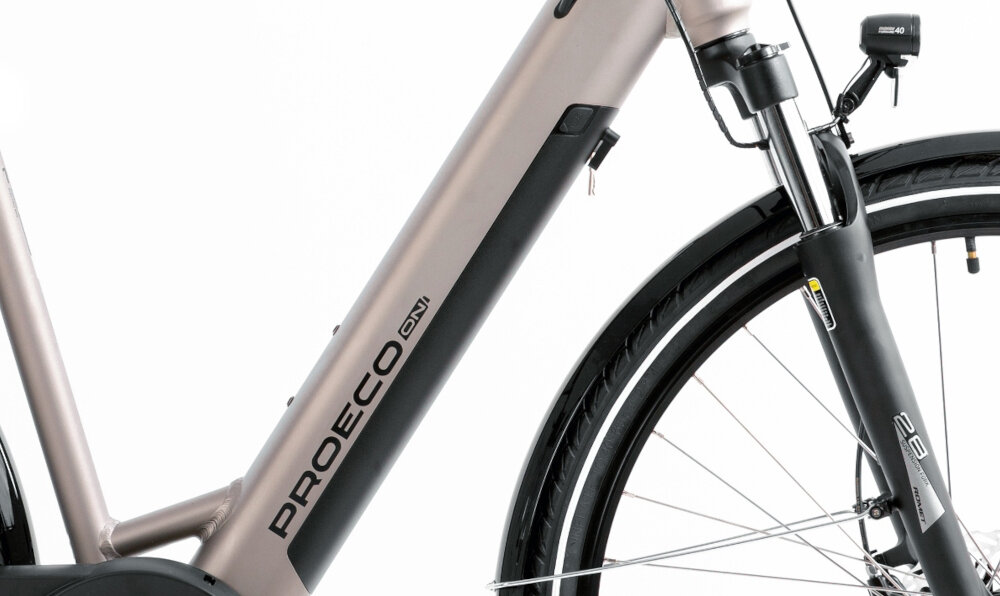 Rower elektryczny PROECO Wave AN 1.0 M17 28 cali Szampański zbliżenie na baterię białe tło zasięg do 250 km bateria litowo-jonowa marki GREENWAY napięcie 36 V pojemność 14 Ah 504 Wh czas ładowania około 6-8 godzin żywotność baterii około 500 ładowań bateria w ramie