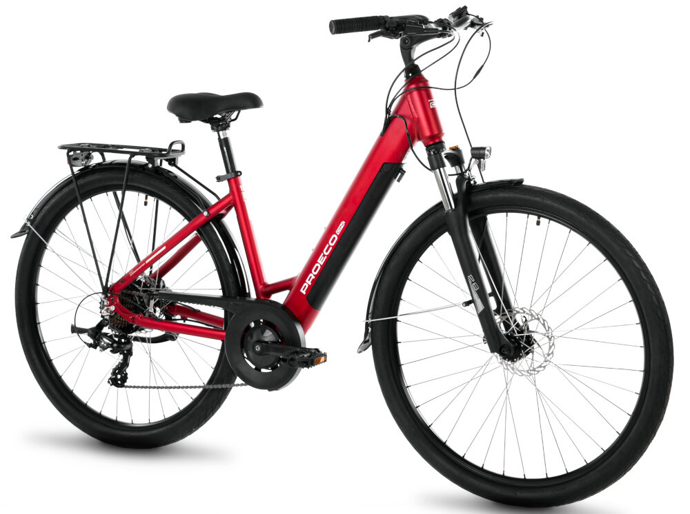 Rower elektryczny PROECO Wave AN 1.0 M19 28 cali Czerwony rower na Czerwonym tle widoczny od przodu pod skosem męski rower elektryczny środek codziennego transportu do weekendowych przejażdżek wymaga również pracy mięśni nóg elektryczny układ napędowy wspomaga rowerzystę