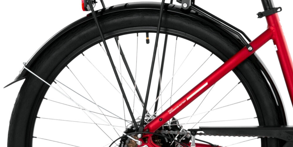 Rower elektryczny PROECO Wave AN 1.0 M19 28 cali Czerwony zbliżenie na tylne koło widoczny błotnik solidne błotniki osłona łańcucha ochrona przed błotem wodą i zabrudzeniami ułatwiają też utrzymanie roweru w czystości podnosi komfort codziennych dojazdów i rekreacyjnych wycieczek