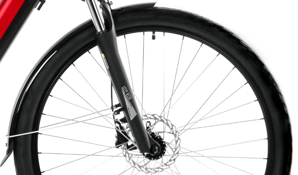 Rower elektryczny PROECO Wave AN 1.0 M19 28 cali Czerwony zbliżenie na przednie koło białe tło rozmiar koła 28 cali łatwo pokonać różne przeszkody duży kontakt koła z podłożem szerokie opony marki WANDA dobra przyczepność aluminiowe obręcze marki RMT Components zachowanie regularnego kształtu kół stabilne trzymanie opony regularne sprawdzanie ciśnienia powietrza wartość na bocznej części opony