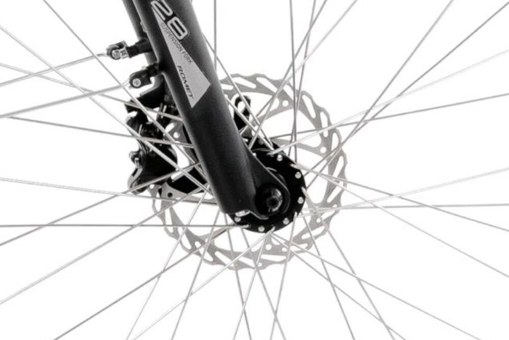 Rower elektryczny PROECO Wave AN 1.0 M19 28 cali Czerwony zbliżenie na tarczę hamulcową podstawa bezpieczeństwa hamulce tarczowe hydrauliczne duża siła hamowania płyn hamulcowy hamulce z przodu i z tłu podwójny pakiet bezpieczeństwa