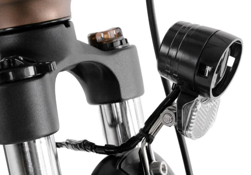 Rower elektryczny PROECO Wave AN 1.0 M17 28 cali Brązowy zbliżenie na przednie światło bezpieczeństwo zintegrowane przednie światło i tylne oświetlenie dobra widoczność bezpieczeństwo